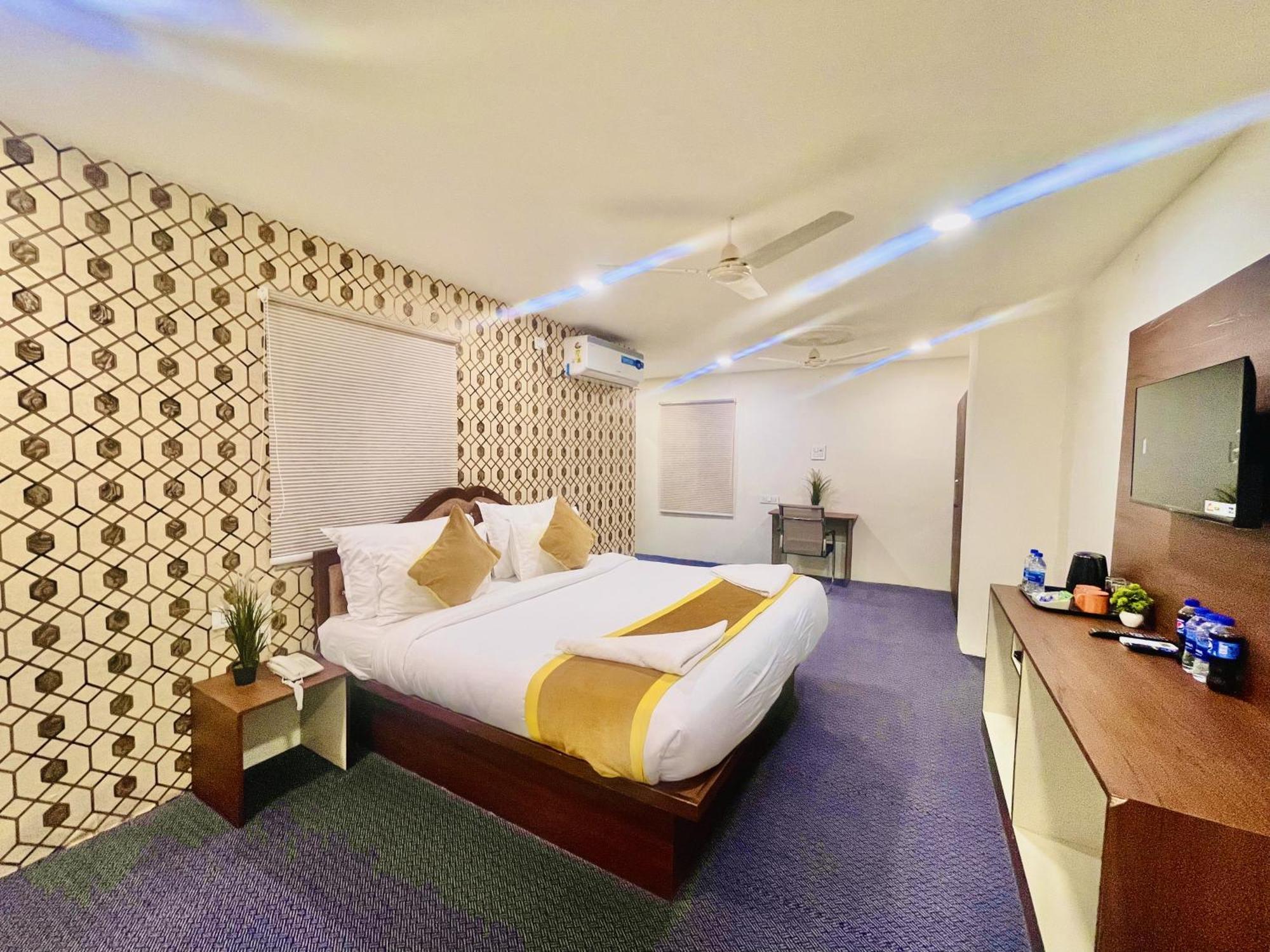 Hotel Eagle Grand Hyderabad Airport Zone Шамшабад Екстериор снимка
