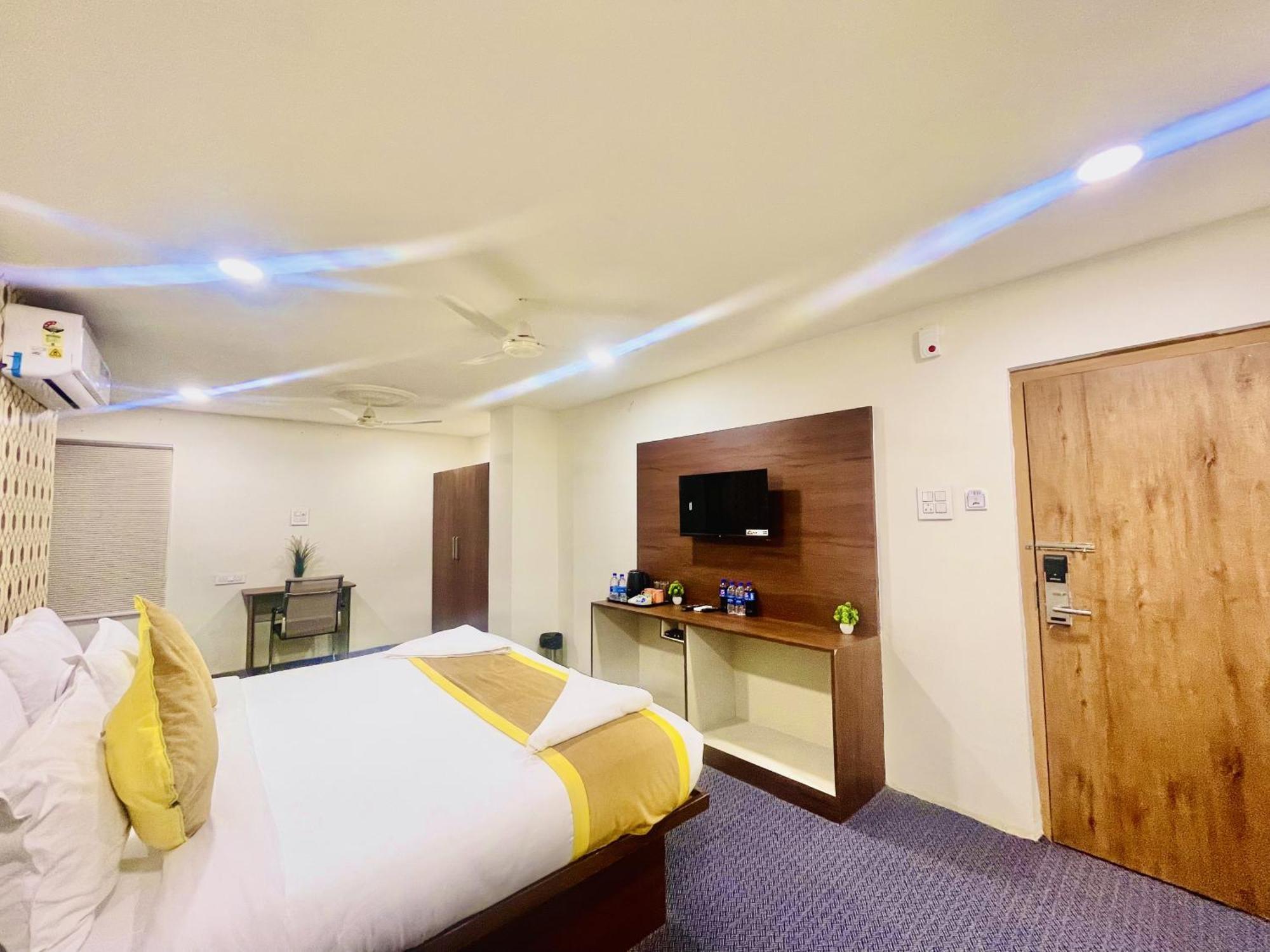 Hotel Eagle Grand Hyderabad Airport Zone Шамшабад Екстериор снимка