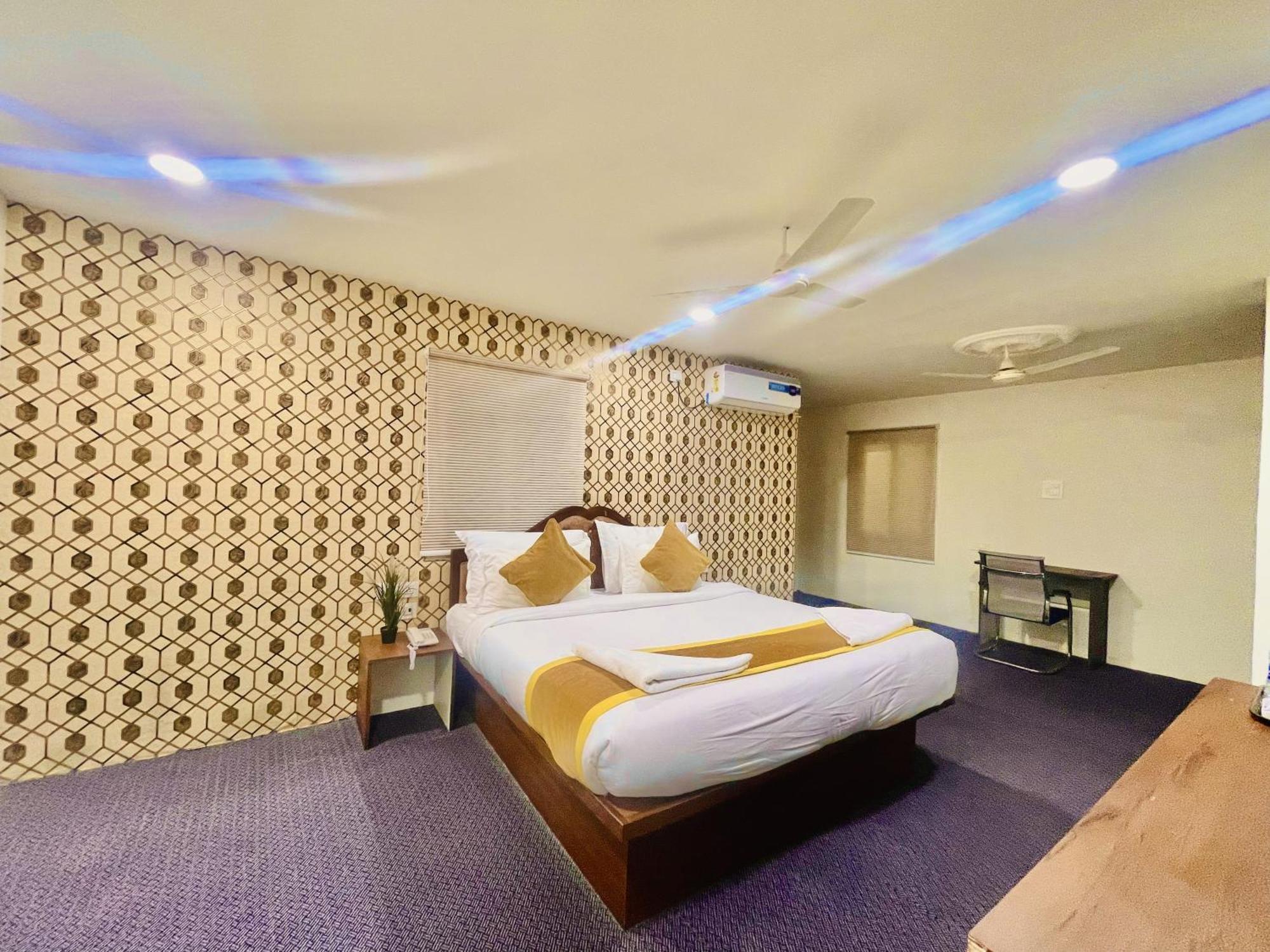 Hotel Eagle Grand Hyderabad Airport Zone Шамшабад Екстериор снимка