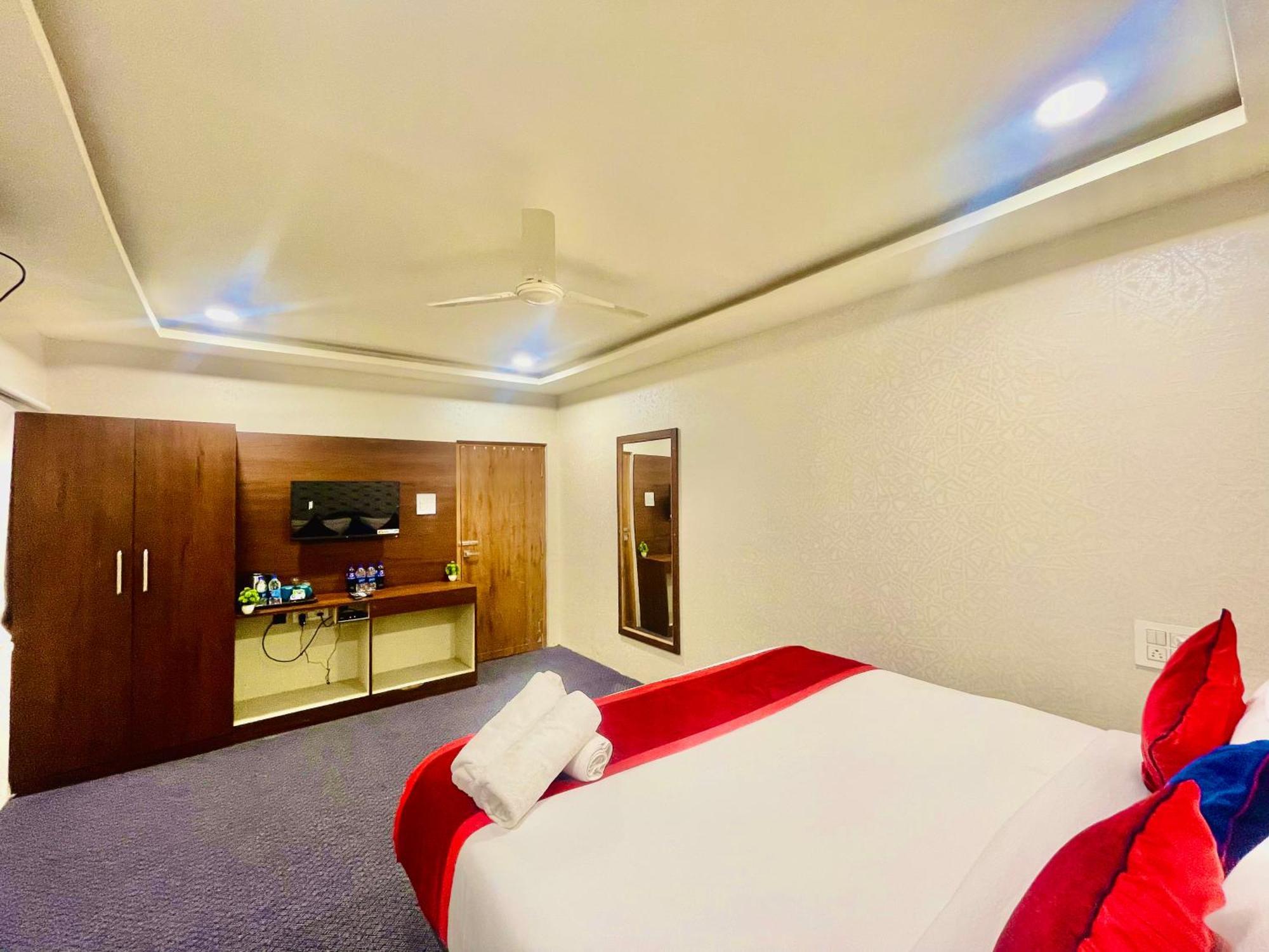 Hotel Eagle Grand Hyderabad Airport Zone Шамшабад Екстериор снимка